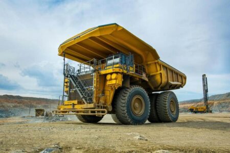 رونمایی از تراک ۶۰ تنی بومی سازی شده در سیرجان