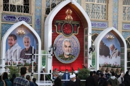 مولودی خوانی با حضور گسترده مردم مجاور مرقد شهید سلیمانی