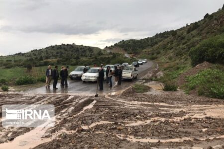 طغیان رودخانه ها یک راه روستایی را در رودبار جنوب مسدود کرد