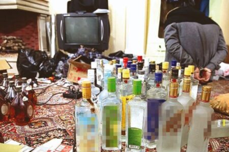 عاملان توزیع مشروبات الکلی در شرق کرمان بازداشت شدند