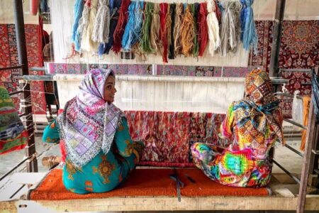 سه کارگاه روستایی فرش‌بافی در نرماشیر احیا می‌شود