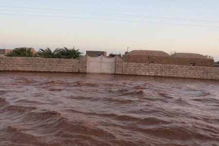 لحظه شکستن سیل بند و سرازیر شدن سیل در روستای داوران رفسنجان