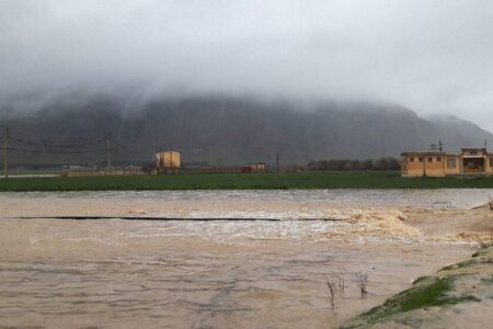 سیلاب در جاده رفسنجان به انار و گرفتار شدن مسافران