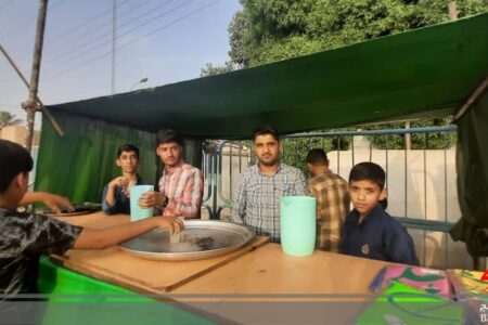 توزیع شربت و شیرینی به مناسبت فرارسیدن عید غدیر در موکب غدیر با همکاری مردم،پرسنل سپاه فاریاب و بسیجیان