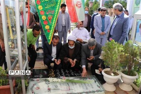 ادای احترام معاون پرورشی و فرهنگی وزیر آموزش و پرورش ‌‌به مقام شهید سلیمانی