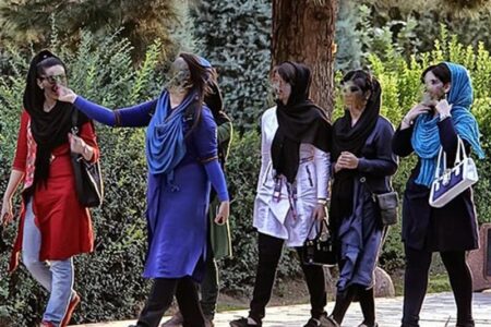 نمایش بی حیایی در صفحه های مجازی و کف جامعه/ آیا زمان بیدارشدن دستگاههای متولی عفاف و حجاب نرسیده است؟