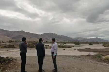 سیل چهار محور روستایی منوجان را مسدود کرد/آبگرفتگی مسیرهای اصلی، فرعی و شهری در جریان بارش باران در منوجان