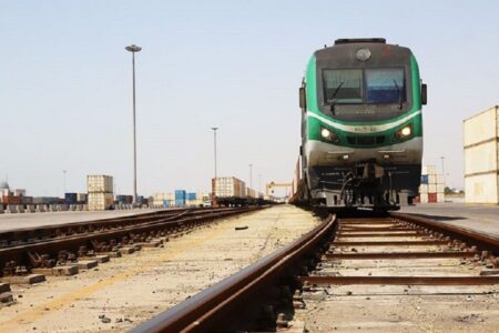 قطار بندرعباس – تهران به علت سیلاب در سیرجان متوقف شد