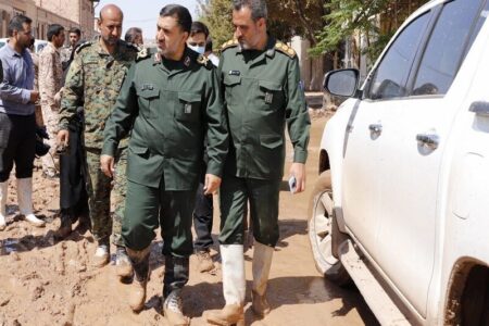 سپاه کرمان بیش از ۴۰۰ منزل را از گِل‌ و لای سیل پاک‌سازی کرد