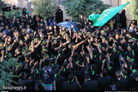 یکی از سنت‌های دیرینه و پرشور ماه محرم درمحله سادات زرند برگزارگردید