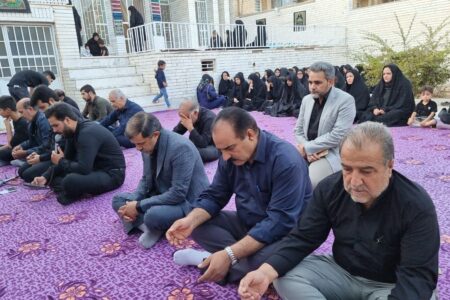 اقدام ارزشمند زوج جوان زرندی در برپایی اقامه نماز جماعت در حیاط منزل خود