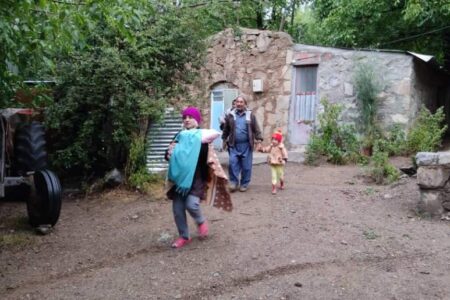 بازگشت اهالی روستای کمسرخ به خانه هایشان