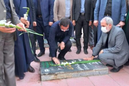 ادای احترام به شهدا عنبرآباد و دیدار با خانواده شهید