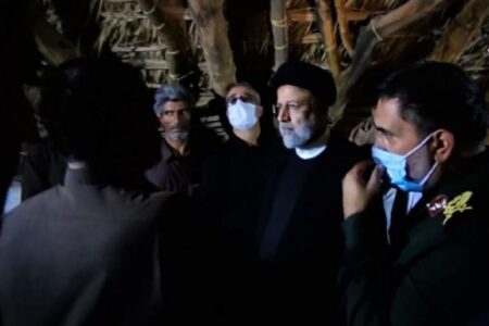دیدار و گفتگو آیت الله رئیسی با مردم روستای تنگ‌شاه عنبرآباد