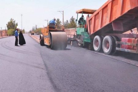 عملیات اجرای ۵۰ هزار مترمربع آسفالت معابر شهر باغین