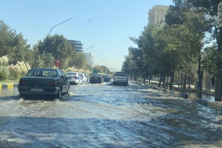 شکستگی لوله اصلی آب در کرمان باعث آبگرفتگی خیابان‌ها شد