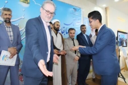 کسب رتبه دوم مسابقات انشا نماز توسط دانش‌آموز کرمانی