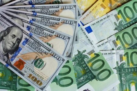 کاهش ۴۰۰ تومانی قیمت دلار در بانک‌ها