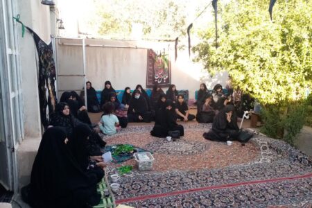 به همت پایگاه مقاومت پایگاه کریمه اهل بیت (سلام الله علیها)بسیج خواهران سپاه زرند  نشست فرهنگی خواهران بسیجی در تکیه  ابوالفضل علیه السلام این شهر برگزار گردید
