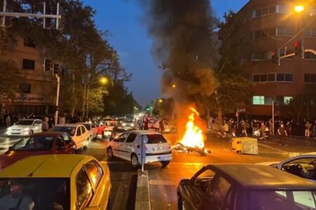 نیروی انتظامی مظلومانه مورد حمله آشوبگران قرار گرفته است