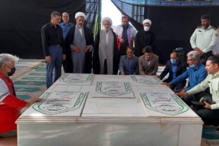 غبارروبی گلزار شهدای شهر شهداد به مناسبت هفته دولت