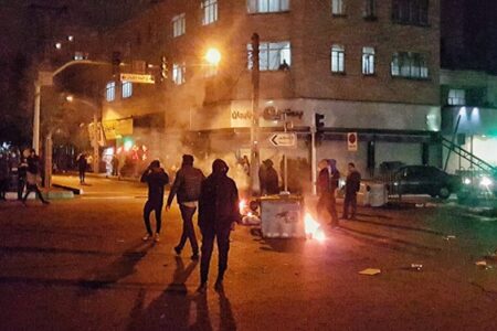 استاد دانشگاه: سلبریتی‌هایی که جوانان را تحریک کردند قدرت شناختی سیاسی و اجتماعی نداشتند/مردم ما نمی‌گذارند کشور آسیب ببیند