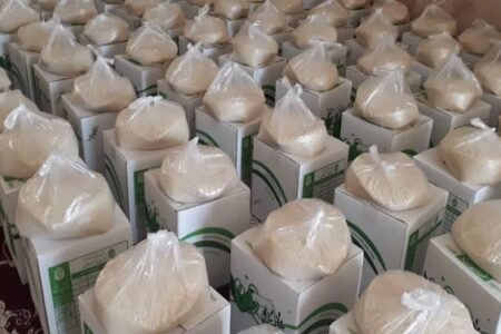 کمک مؤمنانه|توزیع بسته‌های معیشتی و نوشت‌افزار بین نیازمندان کوهبنان