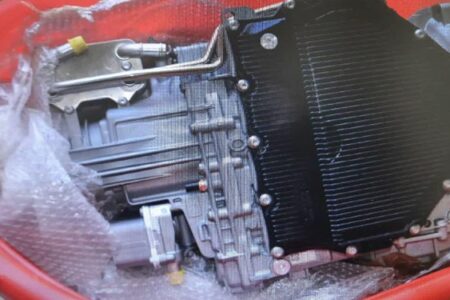 کشف قطعات یک خودرو خارجی از اتوبوس عبوری در محور سیرجان_بندرعباس