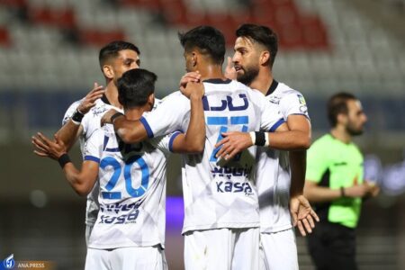 پیروزی استقلال مقابل گل گهر در نیمه اول