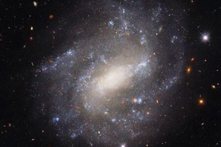 تصویر خیره‌کننده از یک کهکشان مارپیچی