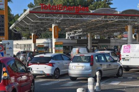 کارگران پالایشگاه توتال به ادامه اعتصاب رأی دادند