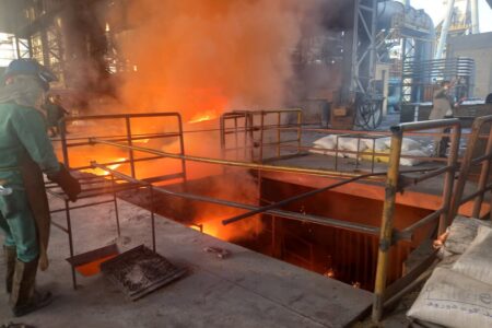 بازدید وزیر اقتصاد از کارخانه فولادسازی زرند ایرانیان