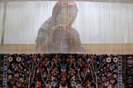 مددجویان کمیته امداد کرمان بیش از ۲۰۰۰ تخته فرش بافتند