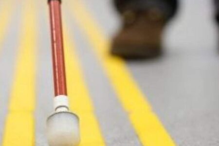 روشندل جنوبی مشکلات روستا را با عصای خود کنار زد