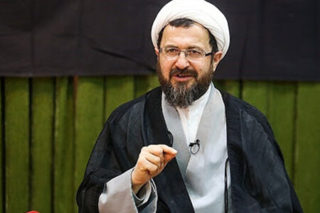 با ولایتمداری امت اسلامی دشمن غلطی نمی تواند کند/ امروز جمعیت هشتاد میلیونی مردم باید مدافع ولایت باشند