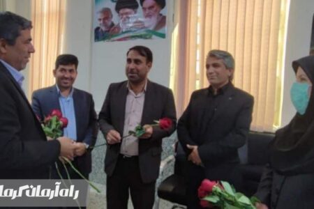 تقدیر از کارکنان بیمه سلامت با اهدای شاخه گل