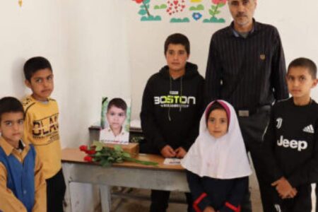 جای خالی شهید علی اصغر لری گوئینی در کلاس درس