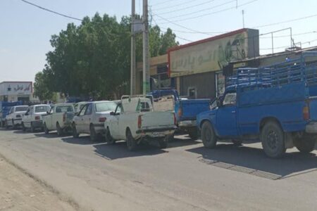 تداوم معضل صف‌های طولانی در جایگاه‌های سوخت جنوب کرمان/ همصدایی ائمه‌جمعه این مناطق برای حمایت از مردم