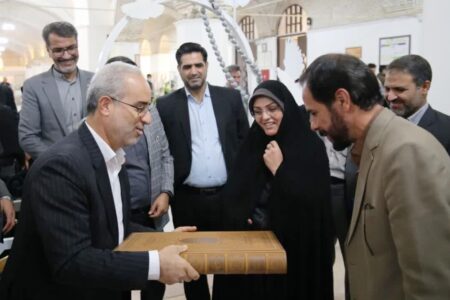 استاندار کرمان مجموعه نفیس آثار استاد فرشچیان را به کتابخانه مرکزی اهدا کرد