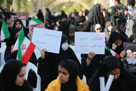 ابایی از بروز نمادها و شعارهای دینی نداشته باشیم