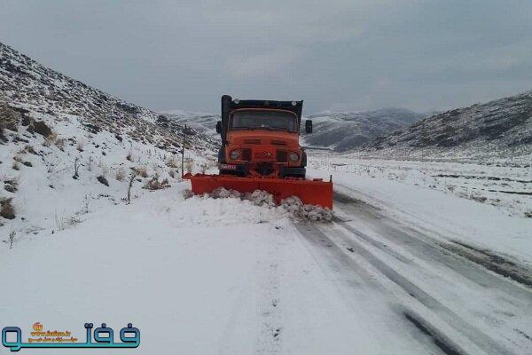 بارش برف در گردنه «سر بیژن»/ راه های جنوب کرمان باز است