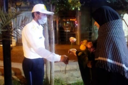 قدردانی دختران راوری از پلیس امنیت