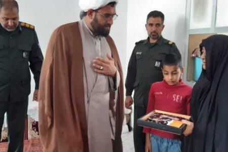 دیدار با خانواده شهدا عنبرآبادی به مناسبت هفته بسیج انجام شد