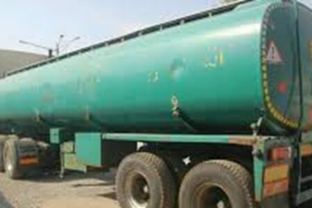 توقیف ۱۱ دستگاه خودرو حامل بیش از ۵۹ هزار لیتر سوخت قاچاق در محورهای کرمان