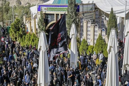 مداحی زائر هندی در کنار مرقد شهید سلیمانی