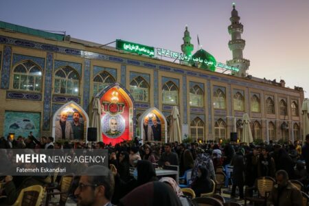 حضور زائران در کنار مرقد شهید سلیمانی