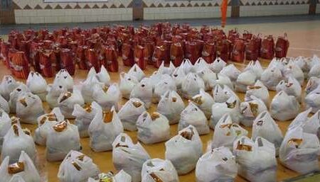 اهدای بیش از ۲۳۰۰ بسته یلدایی به خانواده‌های نیازمند بم