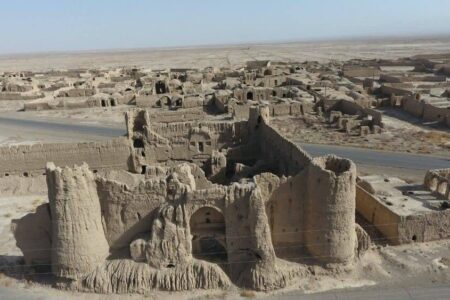 بافت تاریخی روستای بیاض در شهرستان انار مرمت می‌شود