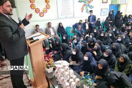 نواختن زنگ حقوق در مدارس شهرستان زرند کرمان