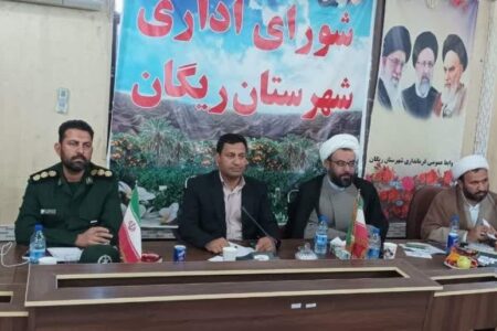 مردم عاشق لباس روحانیت هستند